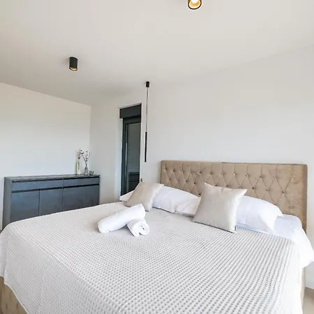 Luxury Nuova With Heated Pool Villa