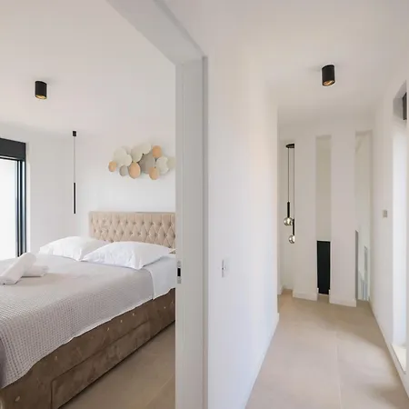 Luxury Nuova With Heated Pool