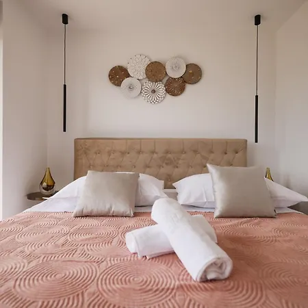 Luxury Nuova With Heated Pool Villa