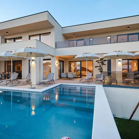 Luxury Nuova With Heated Pool