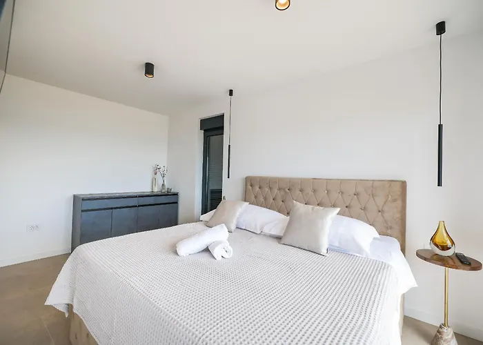 Luxury Nuova With Heated Pool Villa