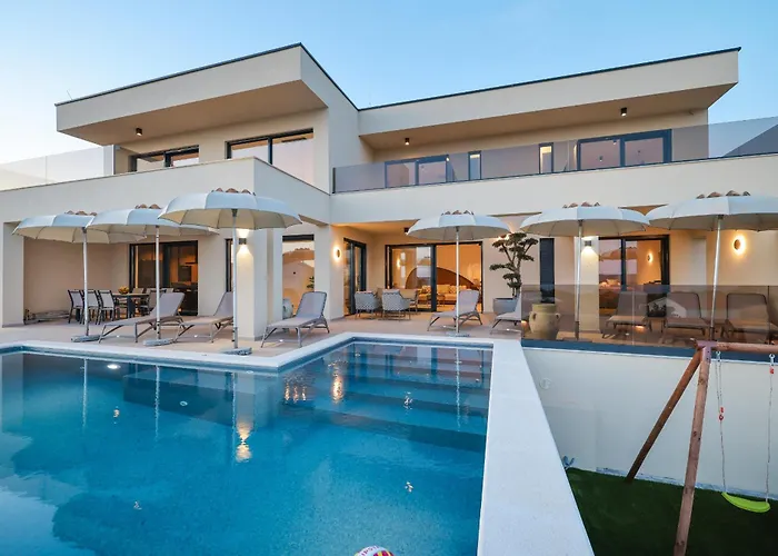 Luxury Nuova With Heated Pool