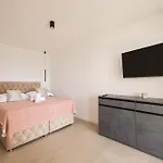 Luxury Nuova With Heated Pool マスレニツァ