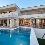 Luxury Nuova With Heated Pool