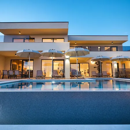 Vila Luxury Nuova With Heated Pool